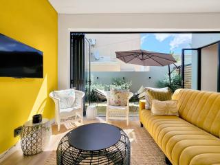 The Palm Flats Sunlit Serenity 300m from Sea - 9