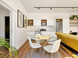 The Palm Flats Sunlit Serenity 300m from Sea - 7