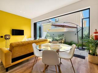 The Palm Flats Sunlit Serenity 300m from Sea - 2