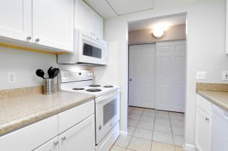 Contemporary Stay near Pentagon City Metro - 7