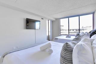 Contemporary Stay near Pentagon City Metro - 8