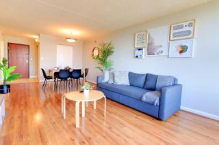 Contemporary Stay near Pentagon City Metro - 1