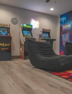 Lakeside Luxe Haven Family-friendly Arcade - 7