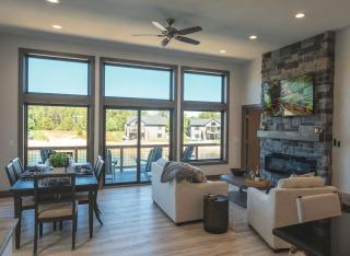 Lakeside Luxe Haven Family-friendly Arcade - 5