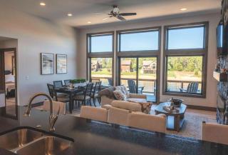 Lakeside Luxe Haven Family-friendly Arcade - 9