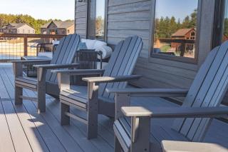 Lakeside Luxe Haven Family-friendly Arcade - 6