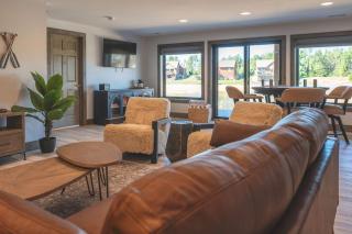 Lakeside Luxe Haven Family-friendly Arcade - 8