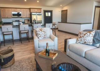 Lakeside Luxe Haven Family-friendly Arcade - 4