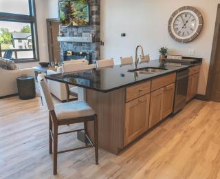 Lakeside Luxe Haven Family-friendly Arcade - 3