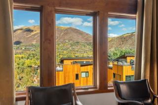 Snowline Lodge 4BR Home with Hot Tub Pool & BBQ - 4