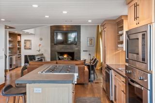 Snowline Lodge 4BR Home with Hot Tub Pool & BBQ - 1