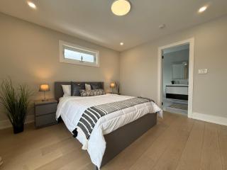 Prestige 3BR Luxury Living in Queen West - 4