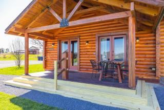 WTR 448 Log Cabin, lake view, large yard - 0