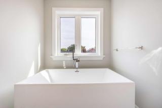 Prestige 3BR Luxury Living in Queen West - 1