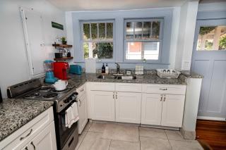 Bright and Sunny Springfield Carriage House - 5