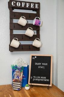 Bright and Sunny Springfield Carriage House - 3