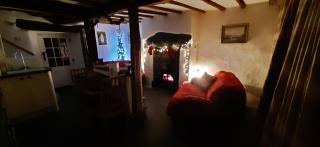 Hot tub, Mountain View, 4-poster bed and log burner - 9