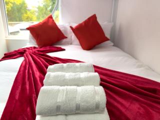 Affordable North London studio for up to 9 People - 6