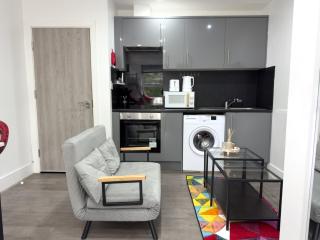 Affordable North London studio for up to 9 People - 9