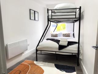 Affordable North London studio for up to 9 People - 8