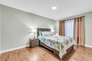 Luxury Mansion with Chefs Kitchen by Niagara Falls - 3