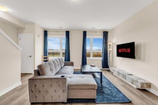 Stylish Niagara Falls Getaway with Rooftop City Views - 0