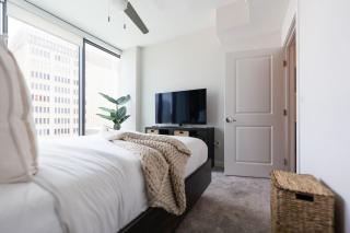 Buckhead High-Rise Retreat with Pool & Balcony - 7