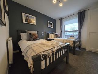 Modern Stirling Apartment - Free Parking - 9