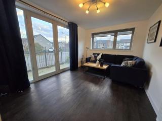 Modern Stirling Apartment - Free Parking - 3