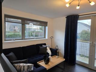 Modern Stirling Apartment - Free Parking - 2