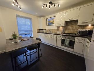 Modern Stirling Apartment - Free Parking - 1