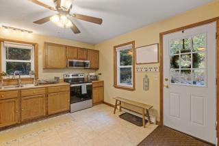 Hiking, Lakes & Cozy Evenings in the Pines - 5