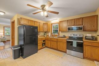 Hiking, Lakes & Cozy Evenings in the Pines - 8