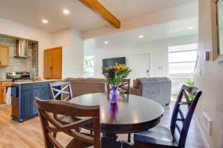 1 Mi to Dtwn Coos Bay Sleek Apt with Deck and Views! - 2