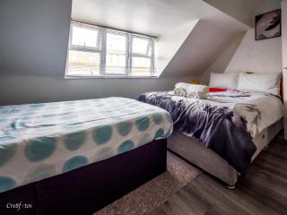 En-suite 6 Woodhouse, private bath, 2 kitchen - 6