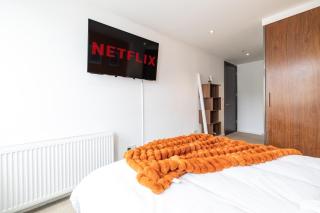 Stylish Apartment Parking Close to Birmingham Pool Table - 5