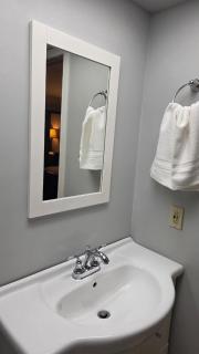 Master bedroom in a quiet and smoke-free home - 6