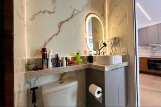 Studio com Varanda, 4p, Cozinha Completa, Enxoval, Wi-fi, Piscina , Sauna e Rooftop, Centro próximo a VLT e 20min de Copacabana - 2