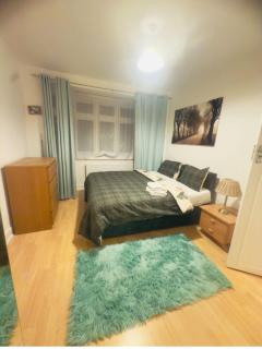 Spacious double room in Tottenham hale - 0