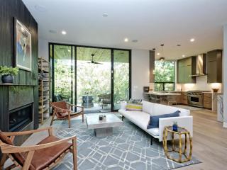 The House of Yes- Luxury Urban Farm House. Walking distance to downtown - 5