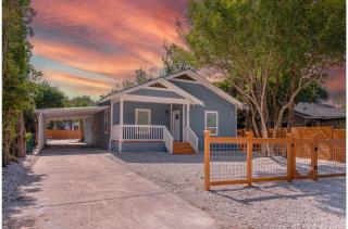 Unwind in Style 4BR2BA Quick Access to Downtown - 0