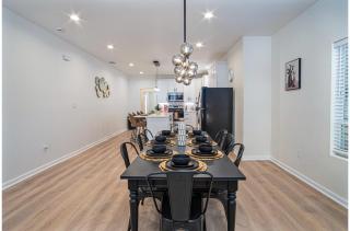 Unwind in Style 4BR2BA Quick Access to Downtown - 3