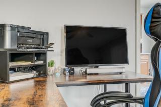 Steps to Downtown Eateries and Bars with Fire Pit - 9