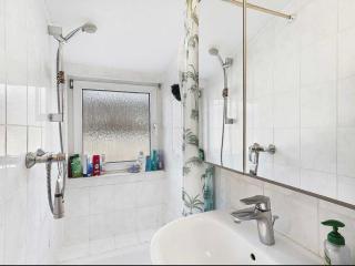 A great place to stay, 3 rooms and a good location - 4