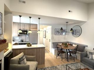 Duel King Suites-2Bed3Bath-2 FP's-HotTub-Old Town - 8