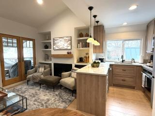 Duel King Suites-2Bed3Bath-2 FP's-HotTub-Old Town - 6