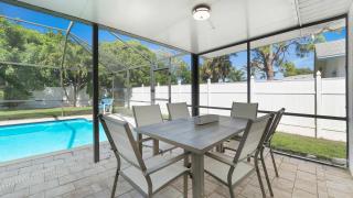 Coastal Flair-Walk To Beach-Heated Pool-Sleeps 8 - 6