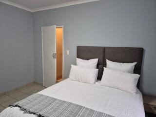 Mandy & Mos' Holiday Townhouse - 4