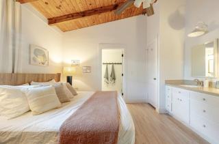 Charming 1960s Cottage, 5 Min Walk to Beach and Shops - 1