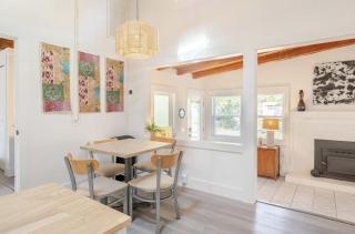 Charming 1960s Cottage, 5 Min Walk to Beach and Shops - 2